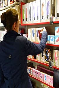 Жена покупает в сексшопе вибратор и испытывает его