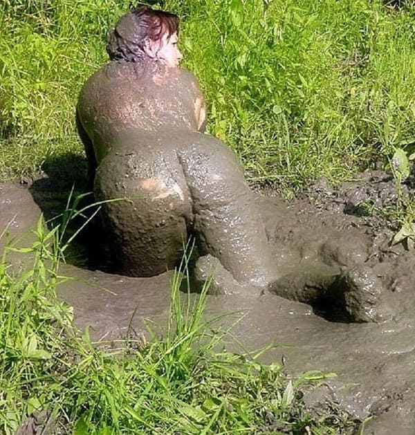 Голые девушки в грязи подборка 10 фото
