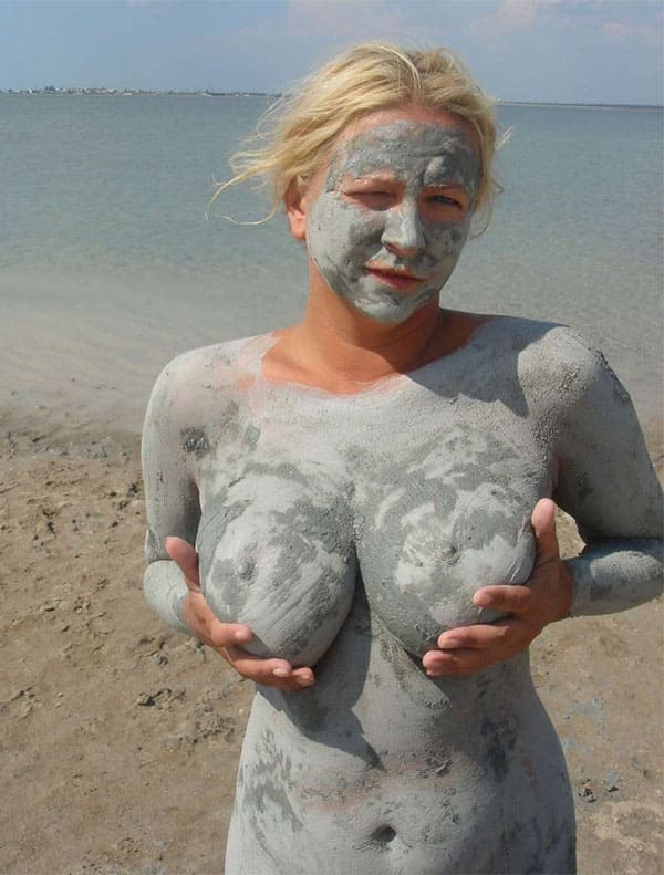 Голые девушки в грязи подборка 3 фото