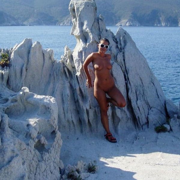 Семейная пара нудистов на пляже Хорватии 13 фото