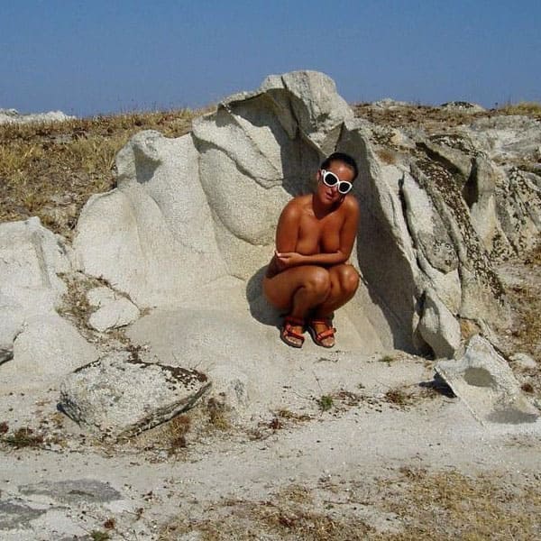 Семейная пара нудистов на пляже Хорватии 14 фото