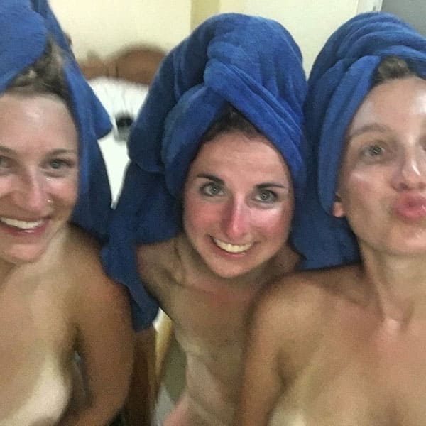 Три голые подруги делают ню селфи после душа 1 фото