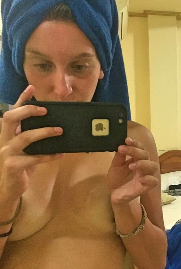 Три голые подруги делают ню селфи после душа 2 фото