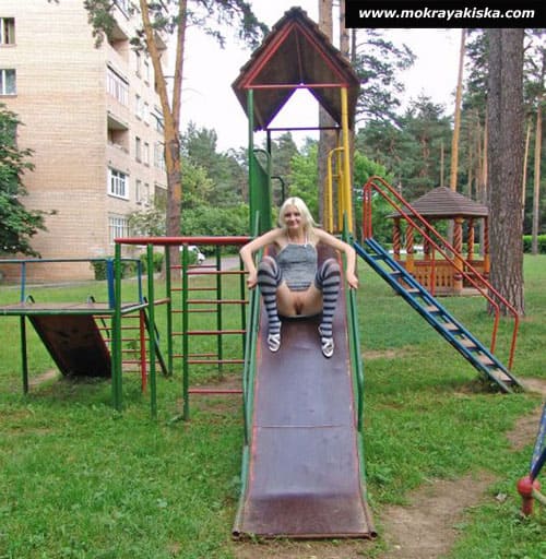 Блондинка гуляет летом только без нижнего белья 8 фото
