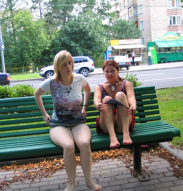 Две русские лесбиянки занимаются сексом в центре города 57 фото