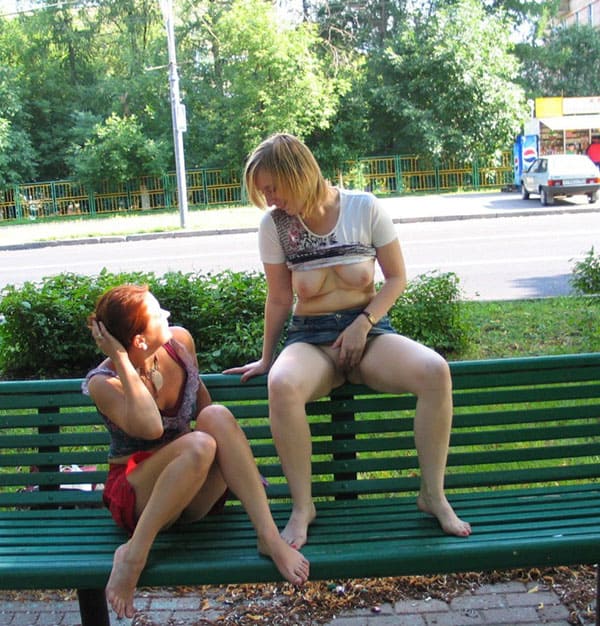 Две русские лесбиянки занимаются сексом в центре города 76 фото
