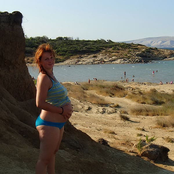 Беременная нудистка позирует мужу на курорте 1 фото