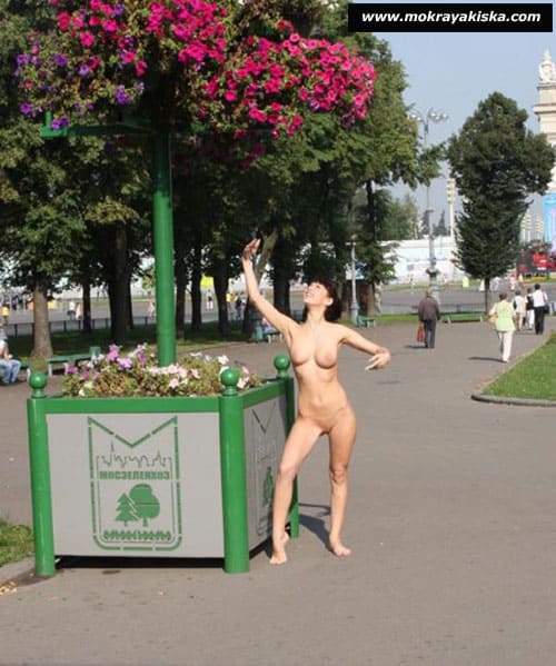 Голые девушки на улицах города 3 фото