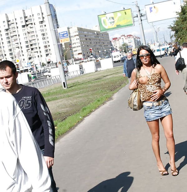 Роскошная хохлушка светит пиздой и сиськами перед случайными прохожими 12 фото