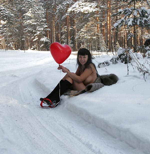 Зимняя ню съемка на день всех влюбленных 26 фото