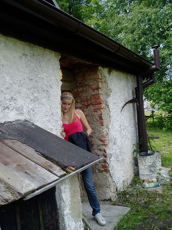 Молодая соска взяла в рот прямо на улице 1 фото