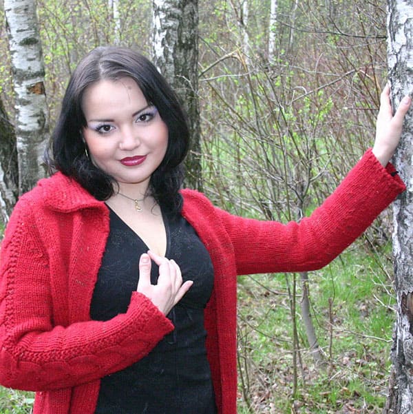 Щекастая хохлушка показала в лесу свои смачные прелести 3 фото