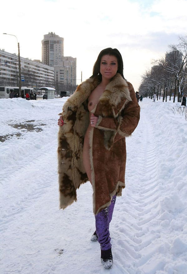 Девушка ходит по городу в шубе на голое тело 17 фото