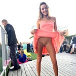 Катя пришла на вечеринку без трусов под платьем