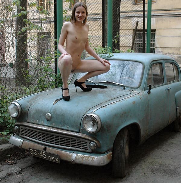 Голая девушка писает на капоте старого москвича 31 фото