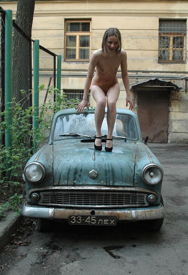 Голая девушка писает на капоте старого москвича 61 фото