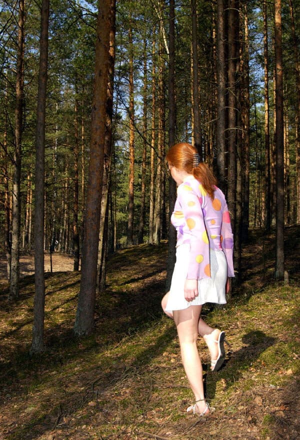 Девушка описалась в кустах после выпитого пива 50 фото