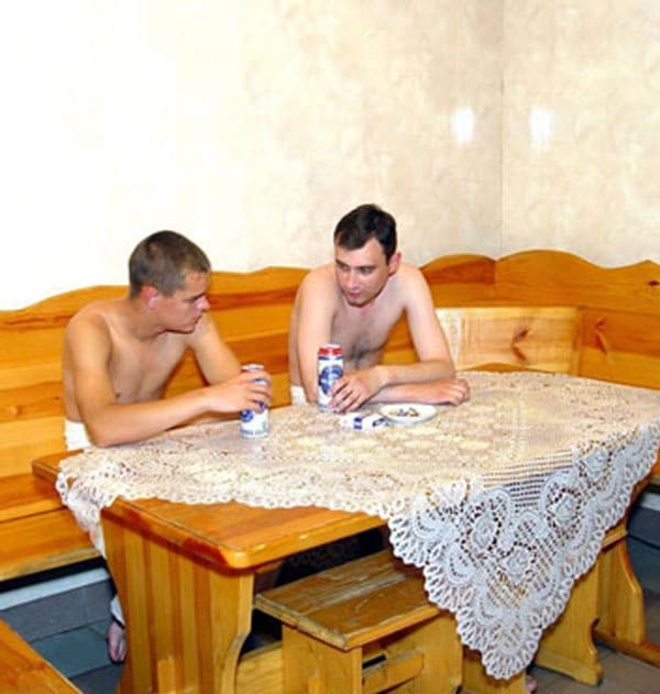 Пьяные парни трахнули зрелую уборщицу в сауне 4 фото