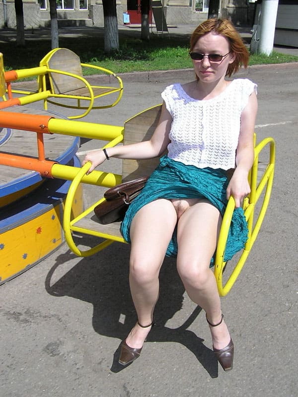 Русские девушки светят пиздой на улице 30 фото