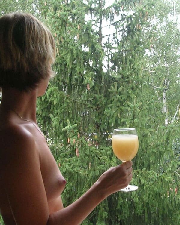 Жена на отдыхе носит только стринги 33 фото
