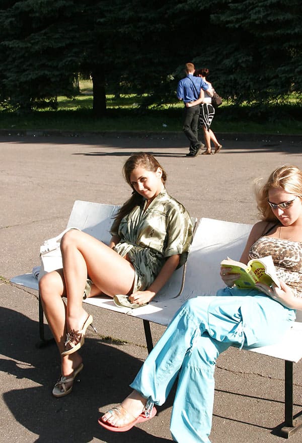 Стесняшка светанула пиздой перед незнакомкой на улице 2 фото