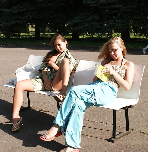 Стесняшка светанула пиздой перед незнакомкой на улице 69 фото