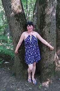 Пьяная зрелка сосет член в городском парке