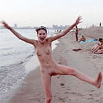 Пьяная девушка разделась догола на общественном пляже