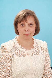 Зрелая учительница трахается в лесу
