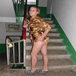 Соседка вышла покурить в халате на голое тело