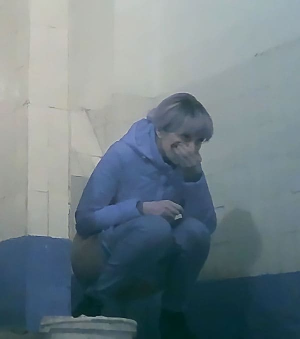Скрытая камера в общественном женском туалете 19 фото