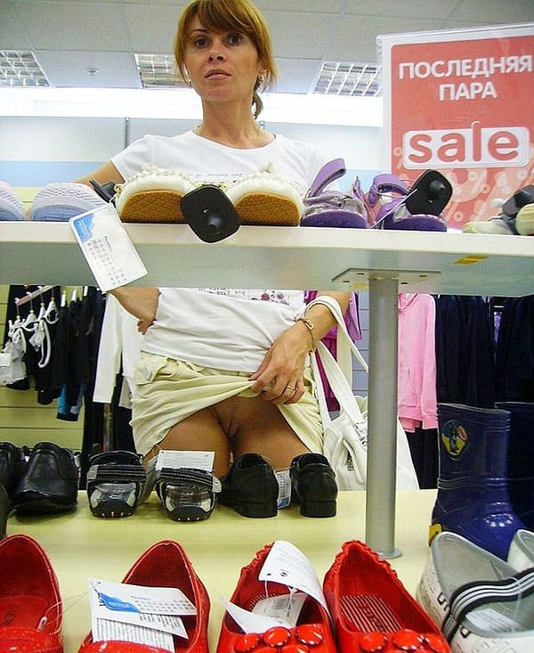 Голые девушки в магазине 9 фото