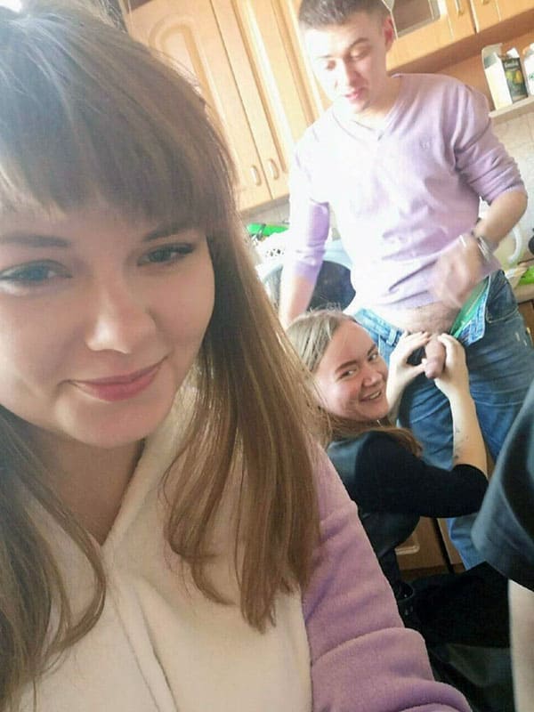 Девушка достала член своего парня из джинсов и хочет сделать ему минет при подруге