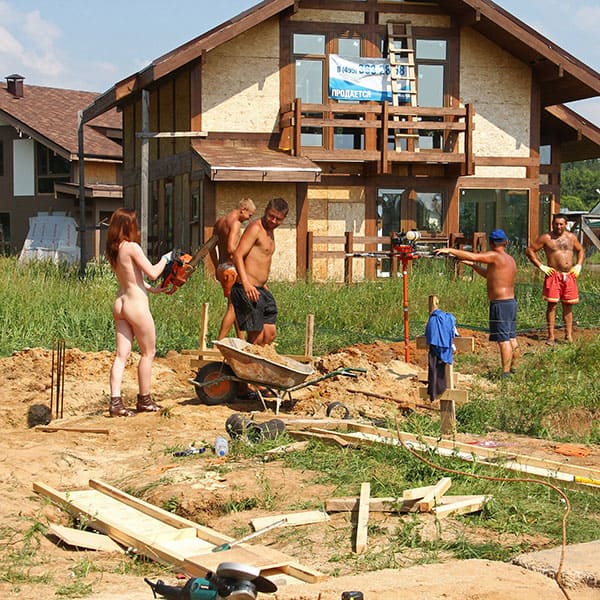 Голая девушка пришла на стройку к русским мужикам 17 фото