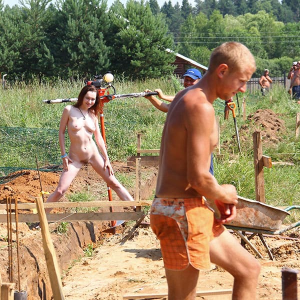 Голая девушка пришла на стройку к русским мужикам 29 фото