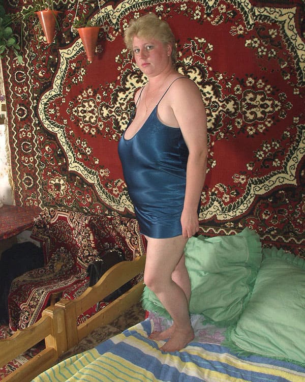 Голая тёща позирует на фоне ковра 4 фото