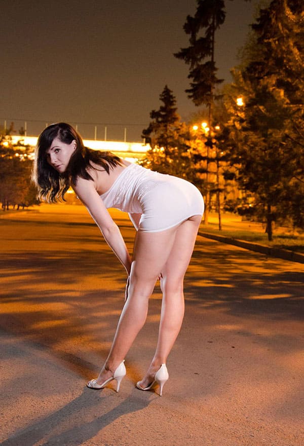 Прогулка без трусиков по ночной Москве 11 фото