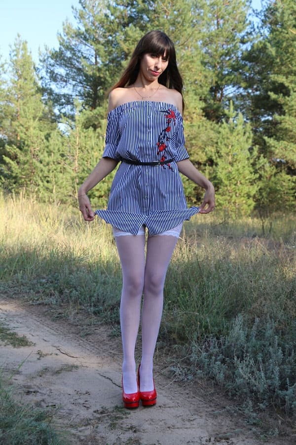Худая зрелочка дрочит на природе обе дырки 6 фото