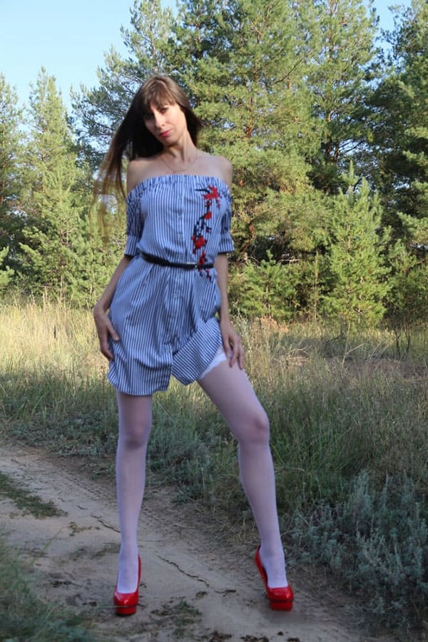 Худая зрелочка дрочит на природе обе дырки 8 фото