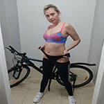 Голая женщина позирует на новом велосипеде