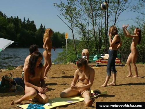 Нудисты отдыхают на пляже голышом 20 фото