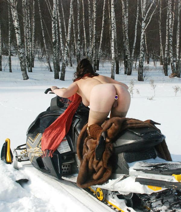 Голые попки зимой на природе 107 фото