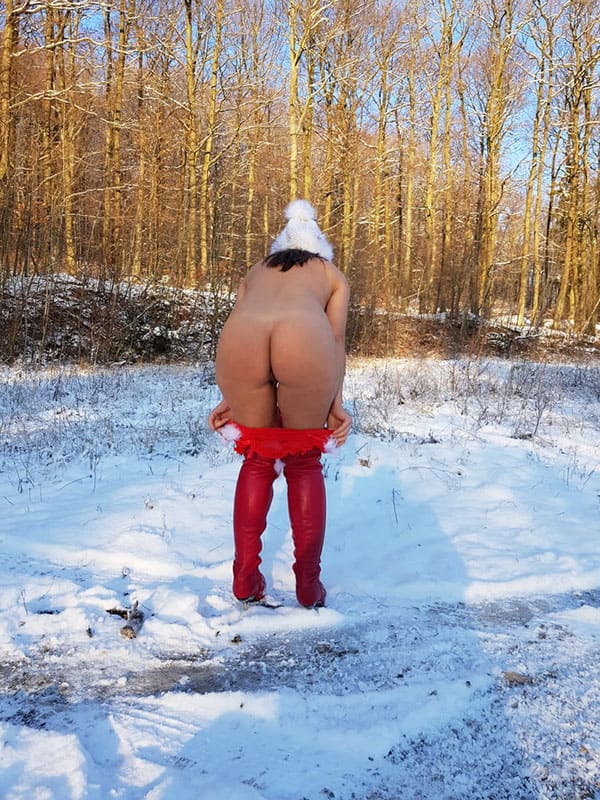 Голые попки зимой на природе 18 фото