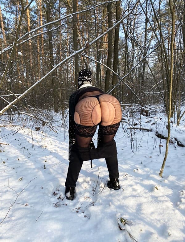 Голые попки зимой на природе 25 фото