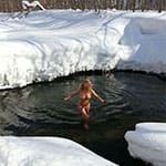Русская милфа нудистка окунулась в ледяной прорубь