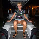Жена в мини юбке светит пиздой на отдыхе в отеле