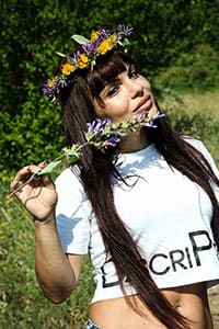 Красивая украинка раздевается на природе
