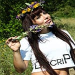 Красивая украинка раздевается на природе