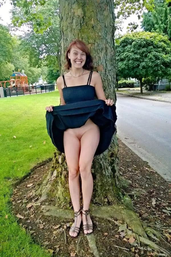 Девушки без трусов показывают голую пизду на улице 97 фото