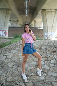 Ню съемка девушки под мостом